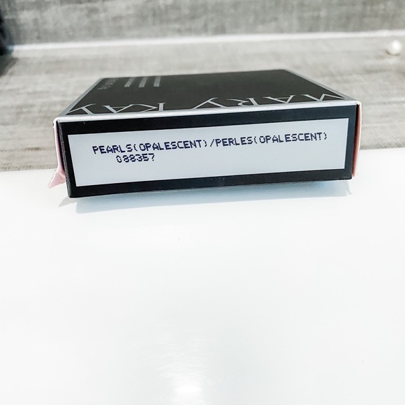 Mary Kay Pearls Opalescent Sheer Dimension Highlighting Powder - Picture 3 of 4